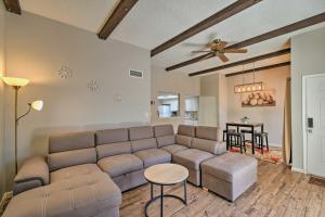 ein Wohnzimmer mit einem Sofa und einem Tisch in der Unterkunft Tempe Condo with Patio, 14 Mi to Downtown Phoenix in Tempe