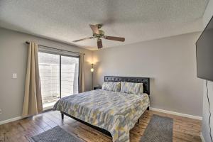 - une chambre avec un lit et un ventilateur de plafond dans l'établissement Tempe Condo with Patio, 14 Mi to Downtown Phoenix, à Tempe