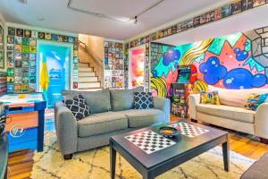 Area soggiorno di Game Room and Mountain Views Lake Lure Retreat!