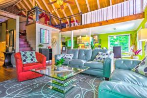Area soggiorno di Game Room and Mountain Views Lake Lure Retreat!