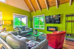 un soggiorno con un divano e un tavolo di Game Room and Mountain Views Lake Lure Retreat! a Lake Lure
