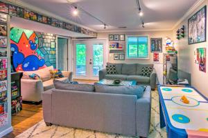Area soggiorno di Game Room and Mountain Views Lake Lure Retreat!