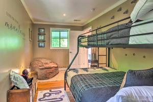 Letto o letti in una camera di Game Room and Mountain Views Lake Lure Retreat!