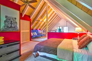 una camera da letto con un grande letto in mansarda di Game Room and Mountain Views Lake Lure Retreat! a Lake Lure