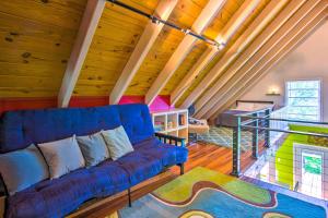Area soggiorno di Game Room and Mountain Views Lake Lure Retreat!