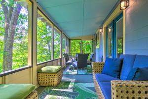 Area soggiorno di Game Room and Mountain Views Lake Lure Retreat!