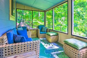 Area soggiorno di Game Room and Mountain Views Lake Lure Retreat!