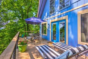 Balcone o terrazza di Game Room and Mountain Views Lake Lure Retreat!