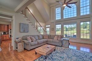 Ruang duduk di Beautiful Hiawassee Home with Mountain Views!