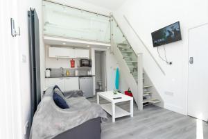 ein Wohnzimmer mit einem Sofa und einem Tisch in der Unterkunft Modern & Stylish Studio in Reading Centre in Reading