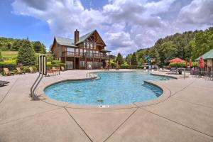 une grande piscine en face d'une maison dans l'établissement Serene Sparta Cabin with Community Pool Access!, 