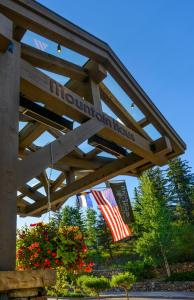 un cartel de madera que diga Universidad del noroeste con una bandera en Vail's Mountain Haus at the Covered Bridge en Vail