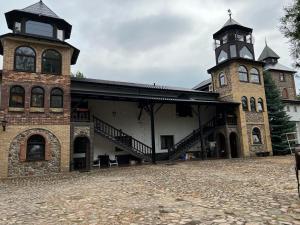 een groot bakstenen gebouw met een klokkentoren bovenop bij Agroturystyka Trzy wieże in Bytom Odrzański