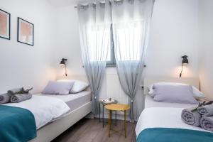 - 2 lits dans une chambre avec fenêtre dans l'établissement Ascolana Holiday Home, à Šibenik