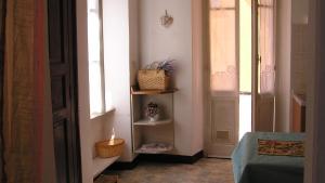 una habitación con una habitación con una vela en un estante en Appartamento nel Verde, en Mosso Santa Maria
