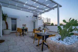 d'une terrasse avec une table, des chaises et une pergola. dans l'établissement Corte Fantasia, à Triggianello
