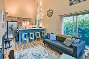 アンカレッジにあるStylish Anchorage Townhome about 1 Mi to Downtownのソファとキッチンのあるリビングルーム