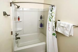 アンカレッジにあるStylish Anchorage Townhome about 1 Mi to Downtownのバスルーム(バスタブ、シャワー、シャワーカーテン付)が備わります。 +19枚の写真