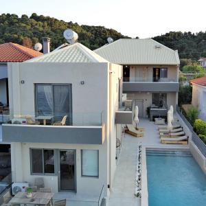 Bazén v ubytování Theros Suites nebo v jeho okolí