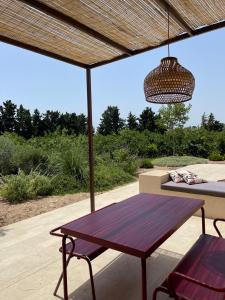 a patio area with chairs, tables, and umbrellas at Chiusa Di Carlo Agriturismo in Avola