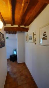 un couloir avec des murs blancs et un plafond en bois dans l'établissement Lura House, à San Miniato