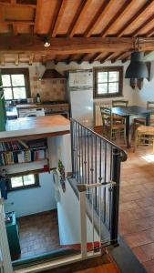 - une cuisine et une salle à manger avec un escalier dans une maison dans l'établissement Lura House, à San Miniato