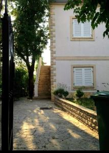 Budova, v ktorej sa apartmán nachádza