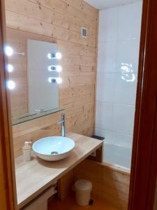 Ένα μπάνιο στο Studio centre station AURON 4 personnes WIFI +5 φωτογραφίες