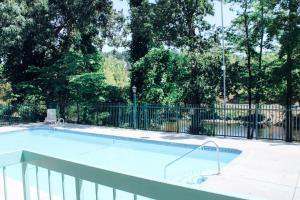 Бассейн в River Place Condos #103 2BD или поблизости