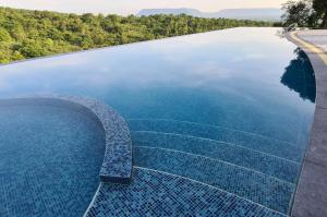 Bazén v ubytování ChanNgarm Mountain View Resort จันทน์งาม เมาท์เท่นวิว รีสอร์ท nebo v jeho okolí