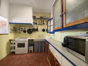 cocina con fregadero y fogones horno superior en R135 Apartamento Playa, en Calafell