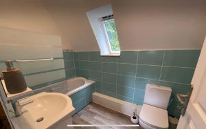 Kúpeľňa v ubytovaní D2 CHARMANT duplex proche de la mer, avec jardin