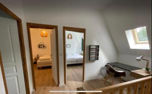 ein Zimmer mit einem Spiegel und ein Schlafzimmer mit einem Bett in der Unterkunft D2 CHARMANT duplex proche de la mer, avec jardin in Ingouville