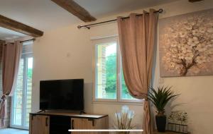 Televízia a/alebo spoločenská miestnosť v ubytovaní D2 CHARMANT duplex proche de la mer, avec jardin