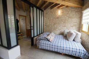 Postel nebo postele na pokoji v ubytování Ferme Historique Jean De La Fontaine et ses chambres d'hôtes Hammam-Spa - 4 étoiles + 61 fotografií