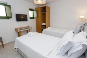 Postel nebo postele na pokoji v ubytování ERMIS-APEA Villas