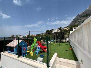 Otroško igrišče poleg nastanitve Villa Hills