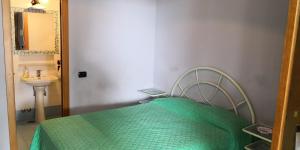 mały pokój z łóżkiem i umywalką w obiekcie Villaggio "Camping Pompei" w mieście Pompeje
