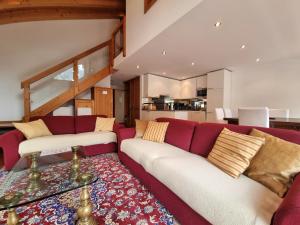 un soggiorno con divano e tavolo di Chalet Haus Perla a Saas-Fee