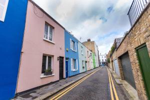 a street in kinsale ireland with colourful houses at GuestReady - Modern Apt in Chelsea with a Terrace in London