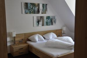 Postel nebo postele na pokoji v ubytování Hotel Goldener Löwe