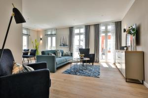 sala de estar con sofá y mesa en Logierhaus Jonna Whg 15, en Westerland
