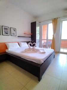 Кровать или кровати в номере Alessandra Apartments