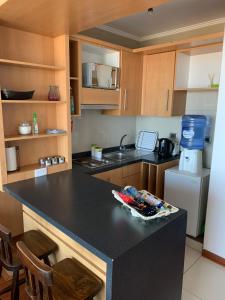 una cocina con encimera negra y fregadero en Departamento studio con exquisita vista, en Viña del Mar