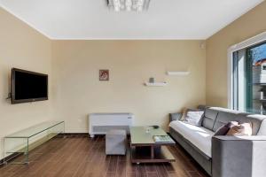 Televízia a/alebo spoločenská miestnosť v ubytovaní Holiday Home Berulia