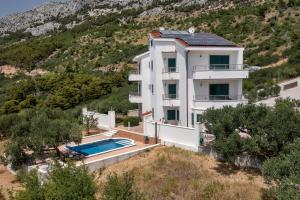 Bazén v ubytovaní Holiday Home Berulia alebo v jeho blízkosti