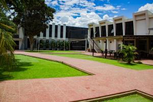 un edificio con césped verde frente a un edificio en La Estancia Hotel, en Huánuco