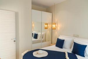 una habitación de hotel con una cama con sombrero en Casa Callisto, en Liapades