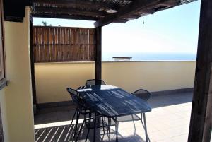 阿爾比索拉馬里納的住宿－Yellow House，阳台配有桌椅