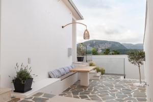 a balcony with a table and a view of the mountains at Casa Callisto in Liapades